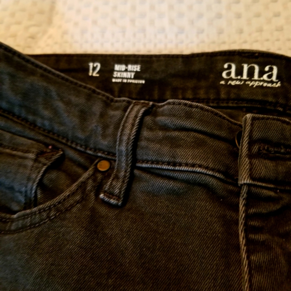 A. N.A. Mid-Rise Skinny Jeans women size 12